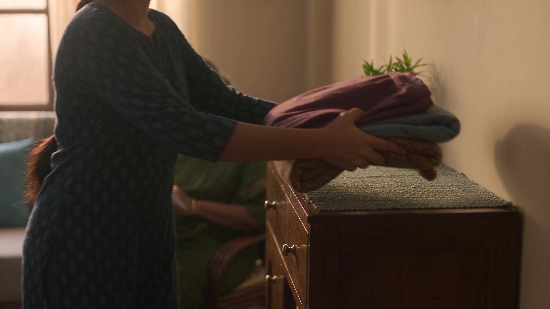 An illustrative moment of Aasra support and companionship at home