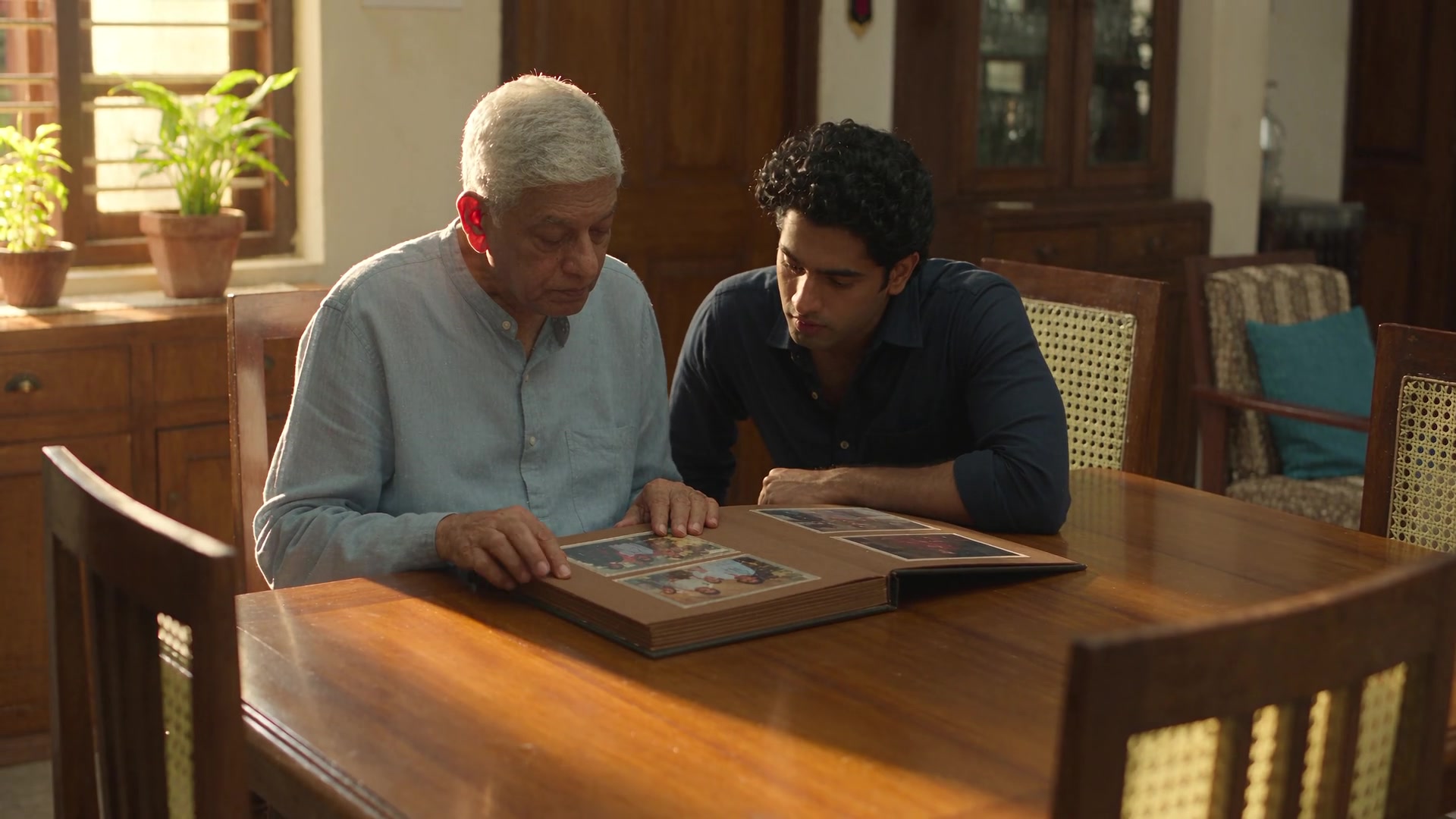 An illustrative moment of Saathi support and companionship at home